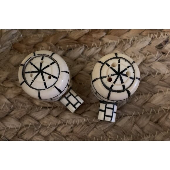 Inuit Collectible Carved Vintage Igloo Salt & Pepper Shakers Original Cork - Picture 2 of 6